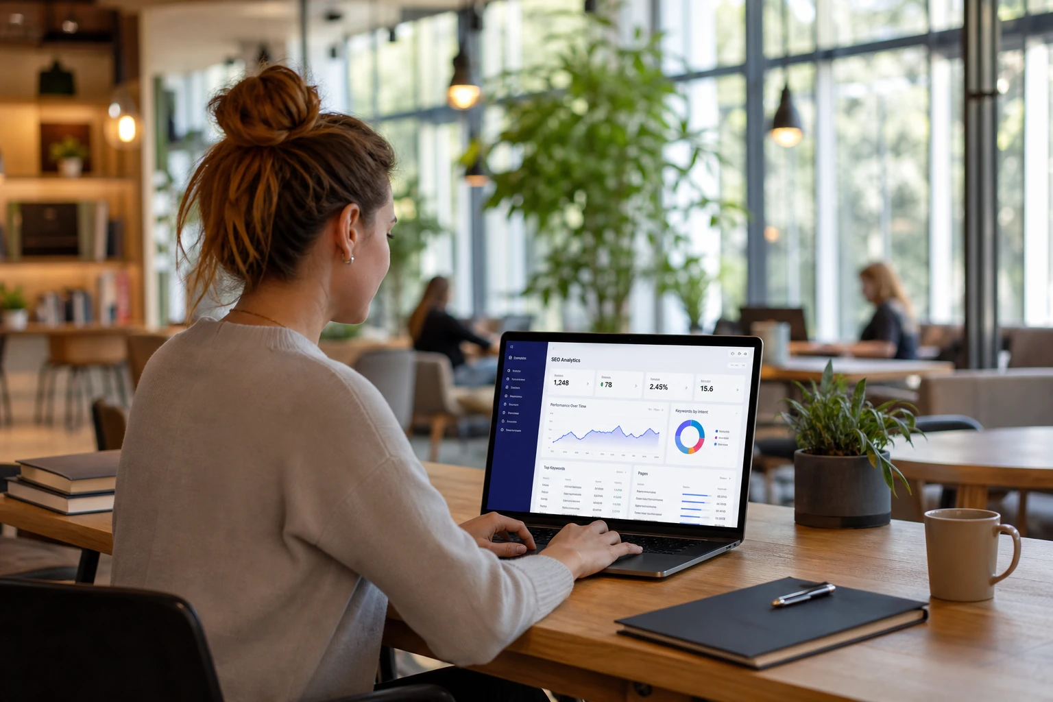 Femme travaillant sur l'optimisation SEO d'une page de portail universitaire sur ordinateur portable